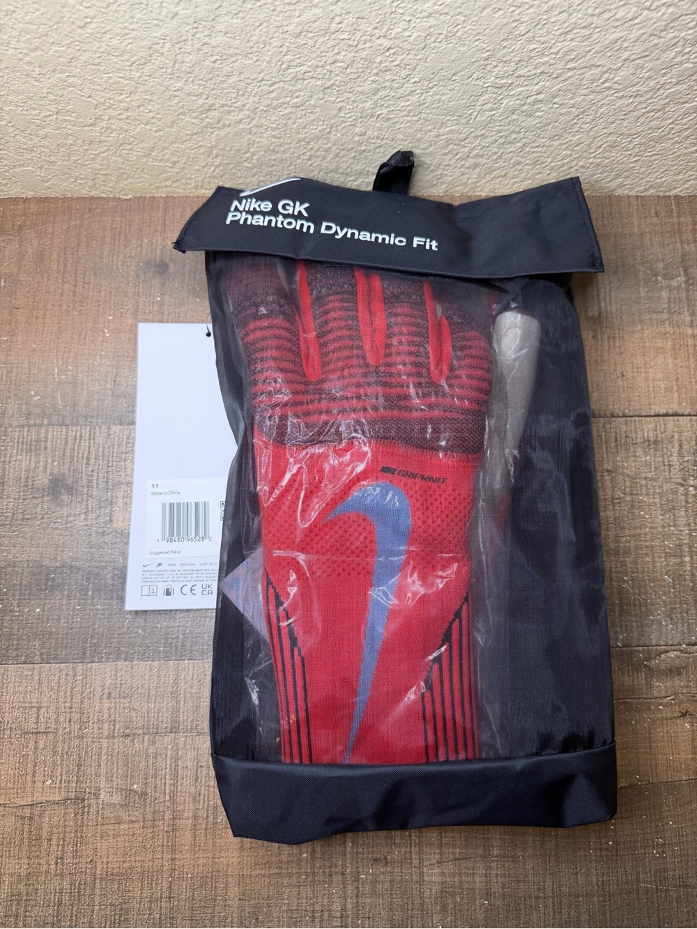 Nike Phantom Dynamic Fit Goalkeeper Soccer Gloves.
- Size 11 Adult.